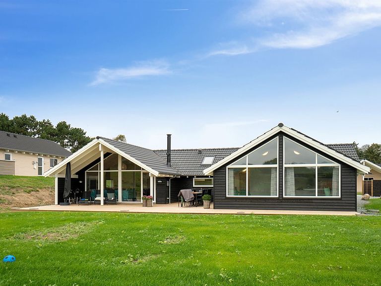 Moderne bolig med overdækket pool - 1