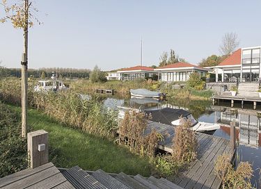 Luxury waterfront villa with garden - 27