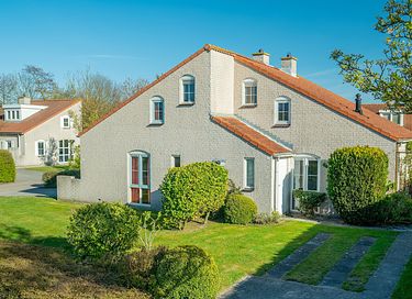 Cozy 4-person cottage on park in Zeeland