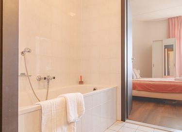 Stylish accommodation overlooking the water - 21