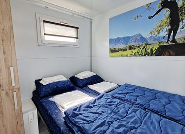 Sleeping on the water in a luxury lodge - 5