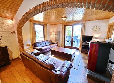 Chalet en bois au milieu de la forêt - 6