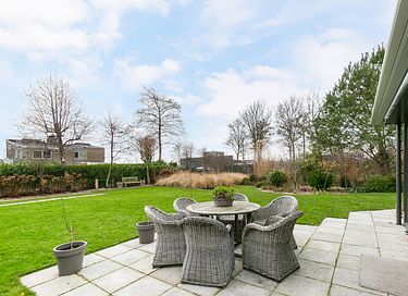 Detached villa with fenced garden - 3