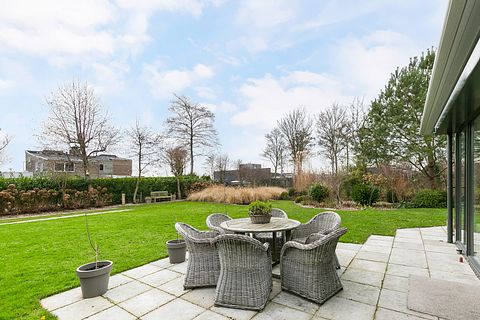 Detached villa with fenced garden - 3