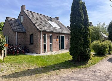 Detached bungalow with hot tub and pizza oven