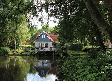 Mooi vakantiehuis direct aan het water