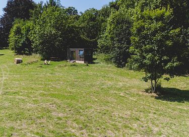 Ökologisches Minihaus mit Blick aufs Land