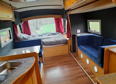 Sleeping in a vintage camper with hot tub - 9