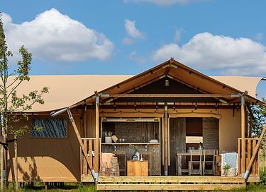 Tente de glamping avec sanitaires et véranda
