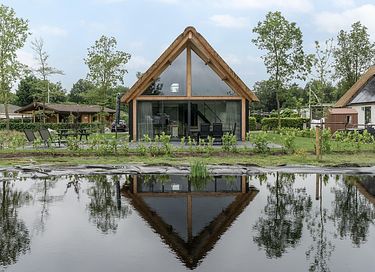 Luxuriöses reetgedecktes Bauernhaus auf dem Lande