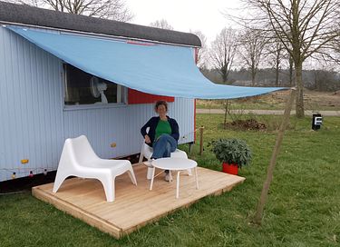 Cozy gipsy wagon in rural setting - 16