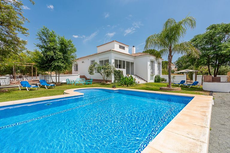 Vakantiehuis met veel ruimte en mooi zwembad - 1