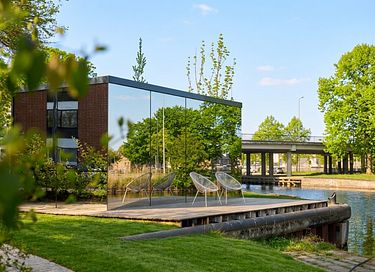 Maison miroir sur le canal à Den Bosch