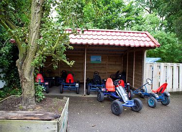 Knus huisje aan een visvijver in het groen - 17