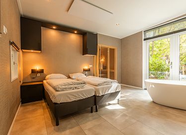 Wellness-Hütte mit Sauna und Whirlpool im Wald - 4