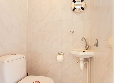 Detached waterfront bungalow - 24