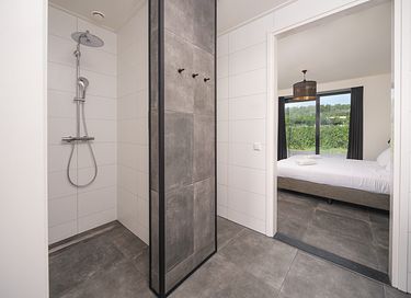 Luxe villa aan het water met omheinde tuin - 12