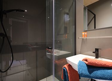 Enjoy an overnight stay on the water - 10