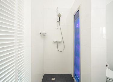 Maison moderne avec ponton au bord de l'eau - 13