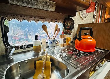 Retro B&B Caravan on a Small Island  - 9