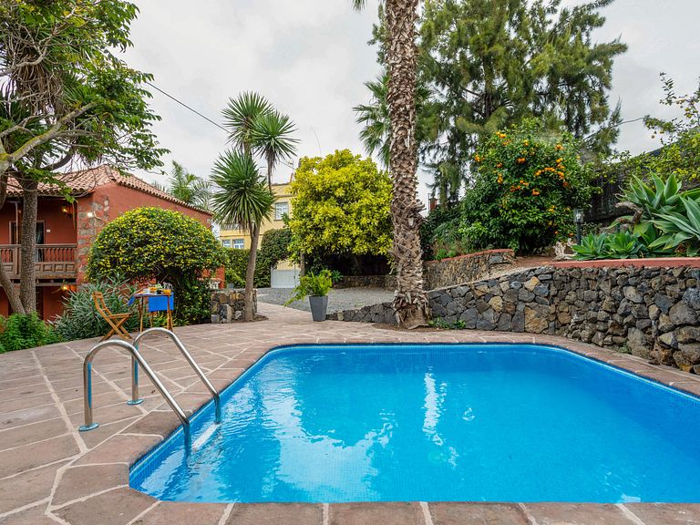 Vakantiehuis met eigen zwembad en tuin - 1