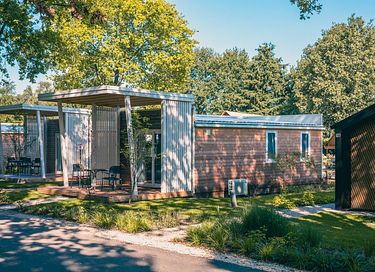 Modern vakantiehuis omringd door bos