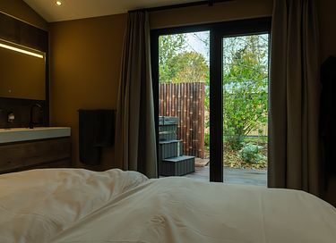 Stijlvol huisje aan het water met hottub - 17