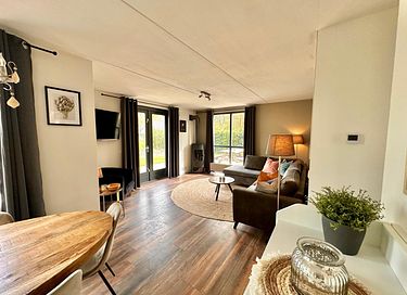 Forest cabin with large garden and hot tub - 8
