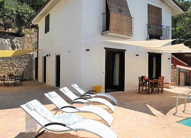Leuke villa met zwembad en terras - 8