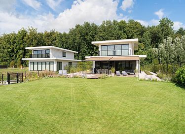 Villa (8p) mit großem Garten am Wasser