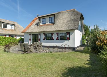 Familiehuis met omheinde tuin aan de duinrand