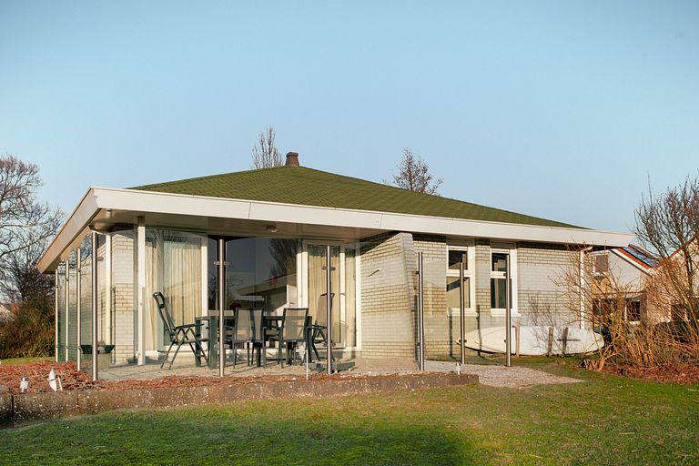 Detached waterfront bungalow - 1