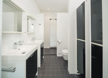 Maison moderne avec ponton au bord de l'eau - 12