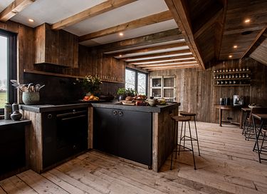 Beautifully renovated farmhouse with many luxuries - 8