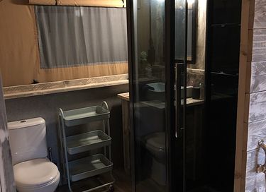 Luxe glamping met stortdouche bij een meer - 7