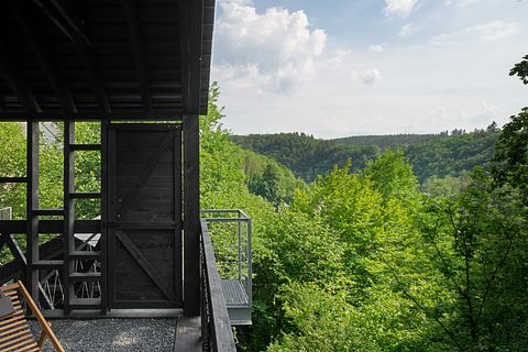 Baumhaus mit Sauna inmitten der Natur - 3