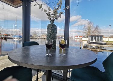 Houseboat op het water met mooi uitzicht  - 12