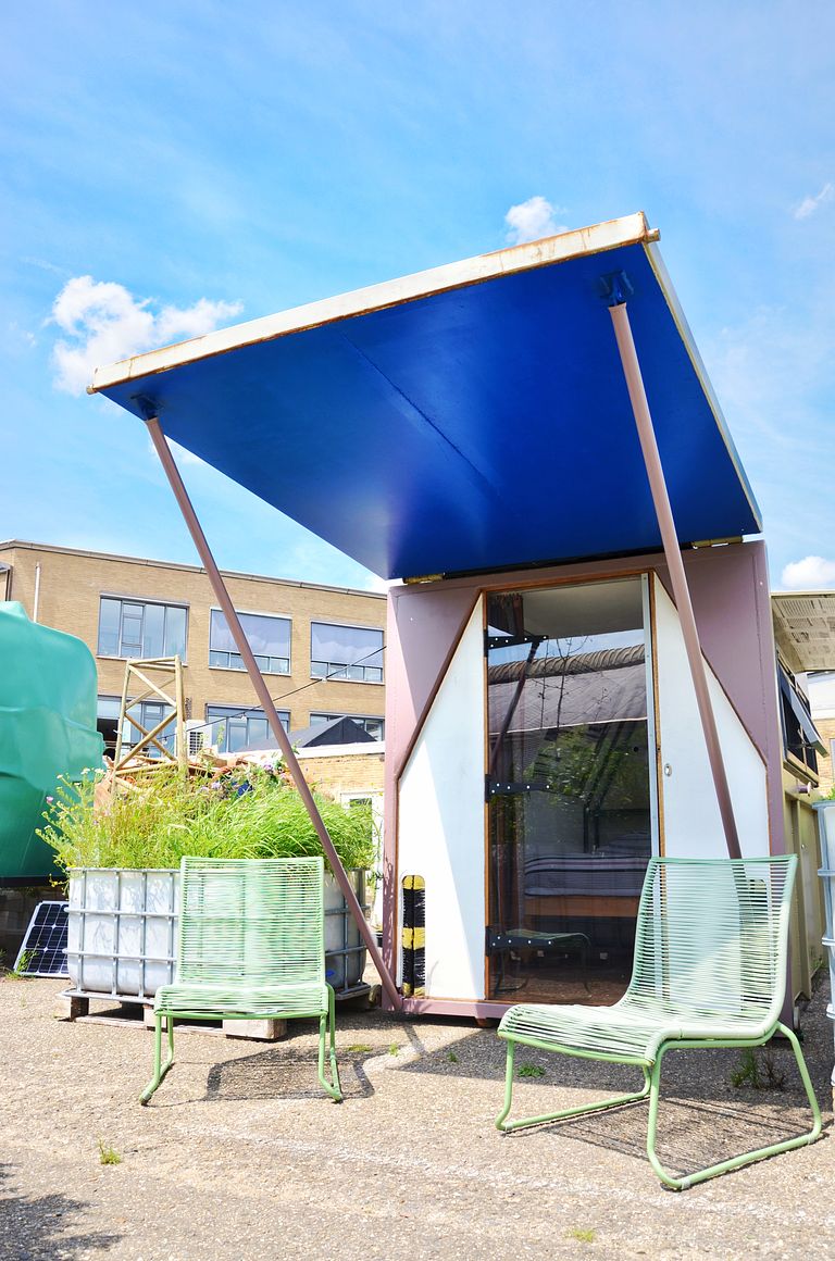 Hoe bizar! Slapen in een vuilcontainer - 1