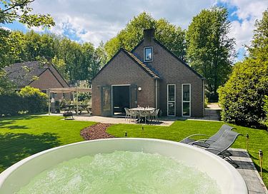 Maison dans la forêt avec jardin et jacuzzi