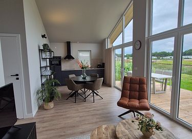 Quietly located chalet with covered porch - 4