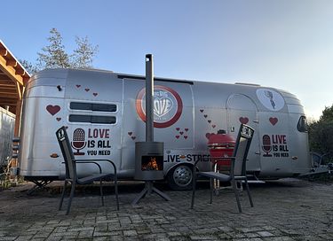 Slapen in de 'All You Need Is Love caravan' - 15