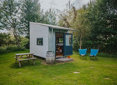 Clever gestaltetes Tiny House auf niedlichem Campingplatz
