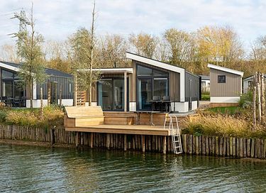 8-Personen-Haus am Wasser mit Bootssteg