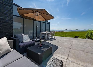 Ferienhaus mit Blick auf einen See
