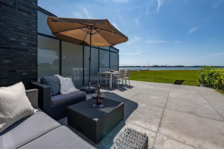 Vacation home overlooking a lake - 1