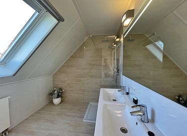 Geräumige Gruppenvilla am Wasser - 8