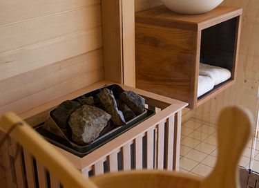 Slapen in een 'hooischuur' met privé wellness - 14
