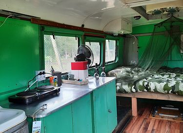 Omgebouwde leger operatiewagen in de natuur! - 7