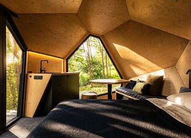 Romantic mirror-themed cottage with a hot tub - 8