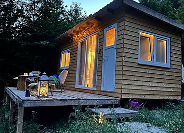 Une tiny house aventureuse dans la forêt